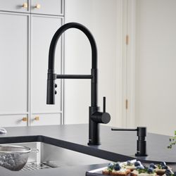 Catris Flexo Semi-Pro Pull-Down Dual-Spray Kitchen Faucet (Matte Black)