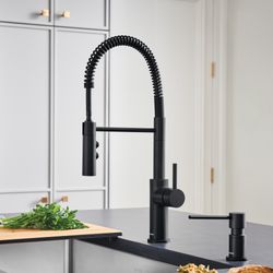 Catris Semi-Pro Pull-Down Dual-Spray Kitchen Faucet (Matte Black)